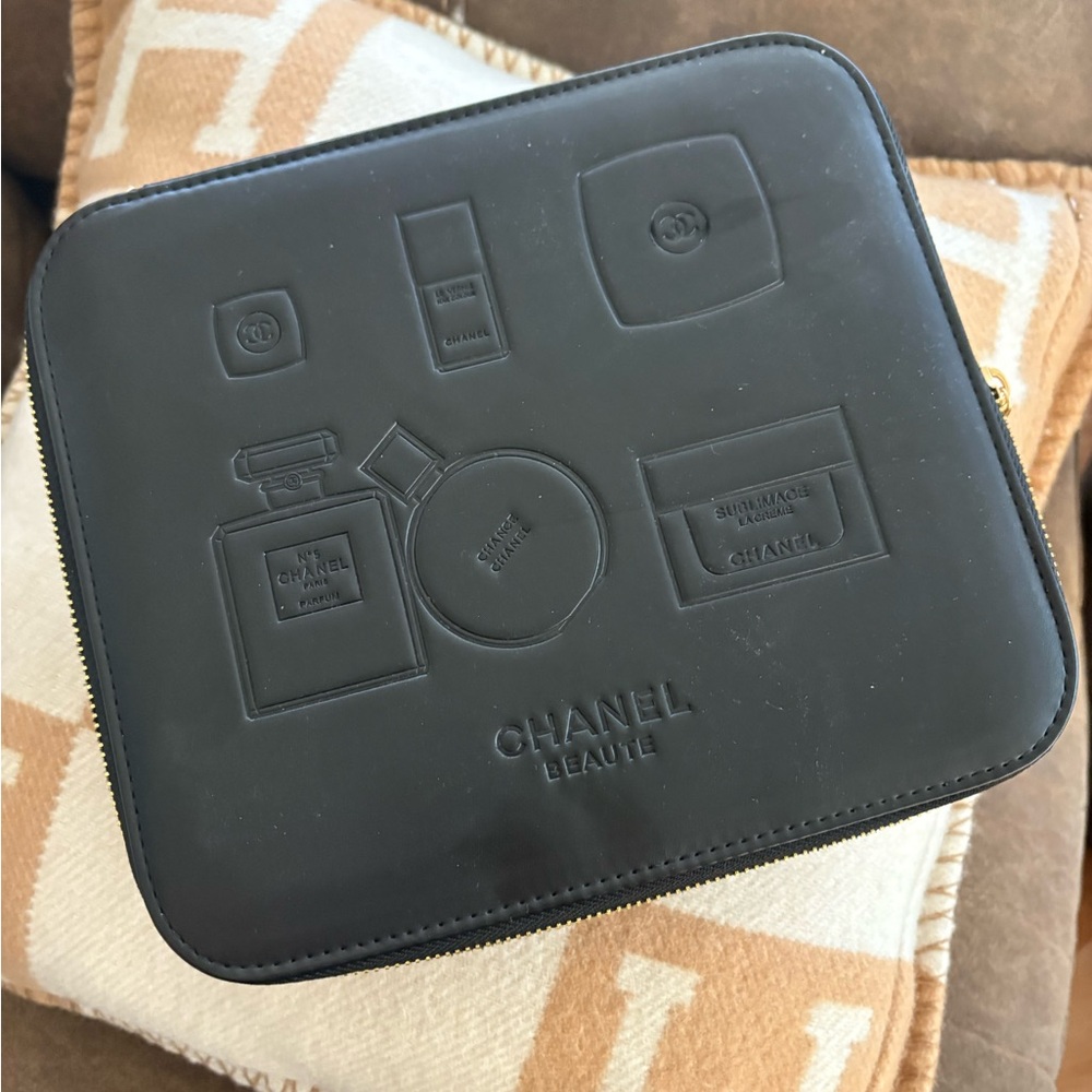 VIP GIFT WITH PURCHASE Beaute jewelry/storage zippered box